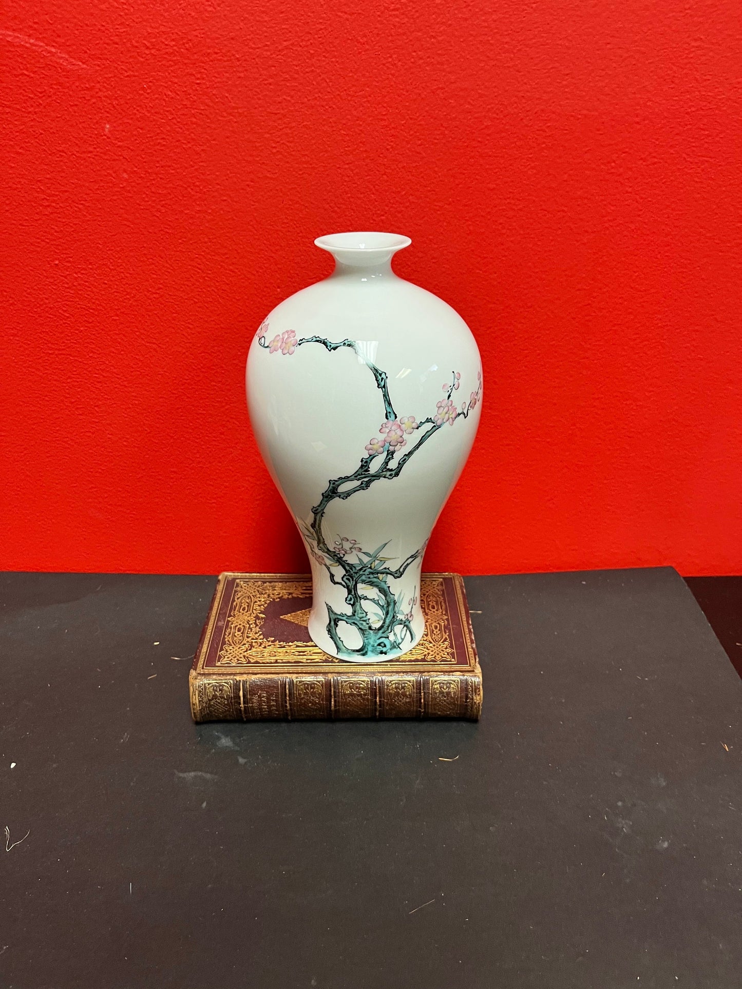 Beautiful 10 inch Japanese signed porcelain vase in perfect condition