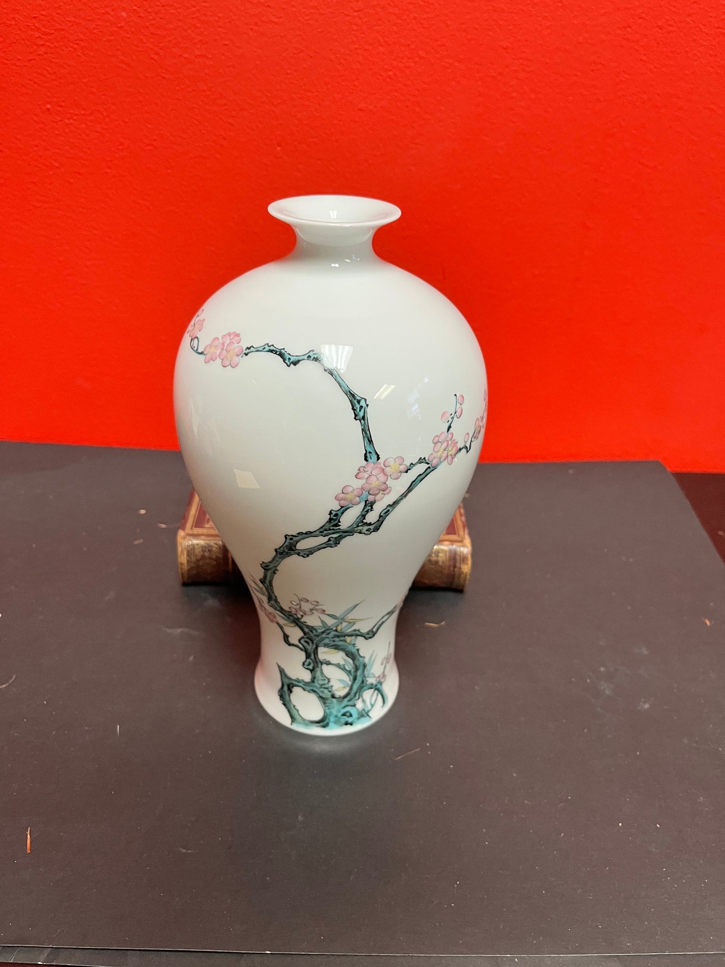 Beautiful 10 inch Japanese signed porcelain vase in perfect condition