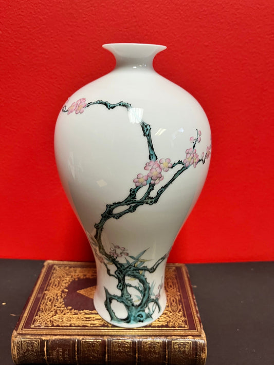 Beautiful 10 inch Japanese signed porcelain vase in perfect condition