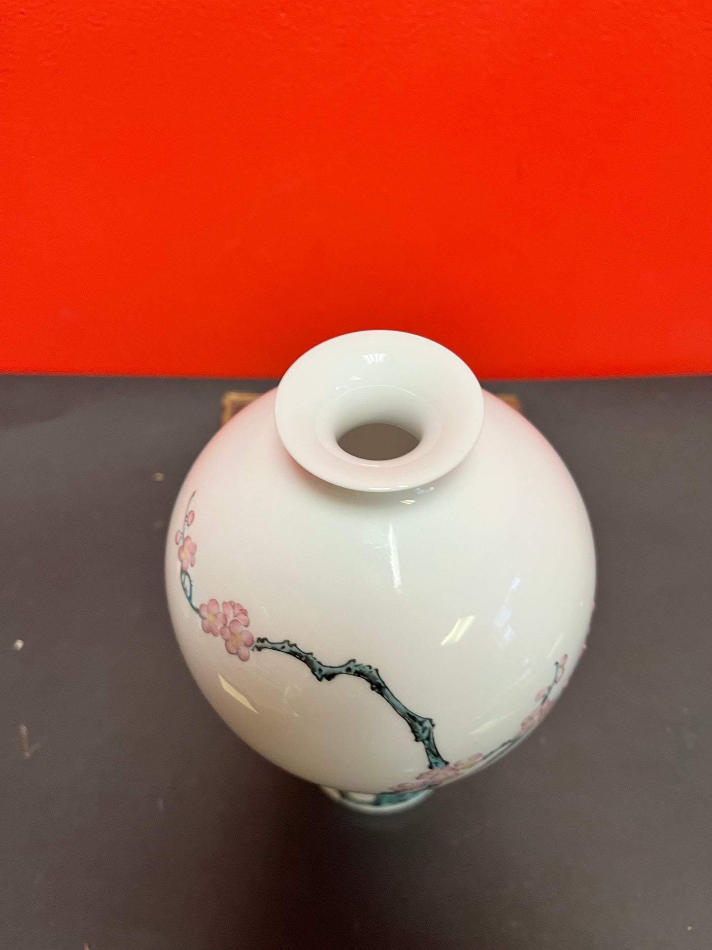 Beautiful 10 inch Japanese signed porcelain vase in perfect condition