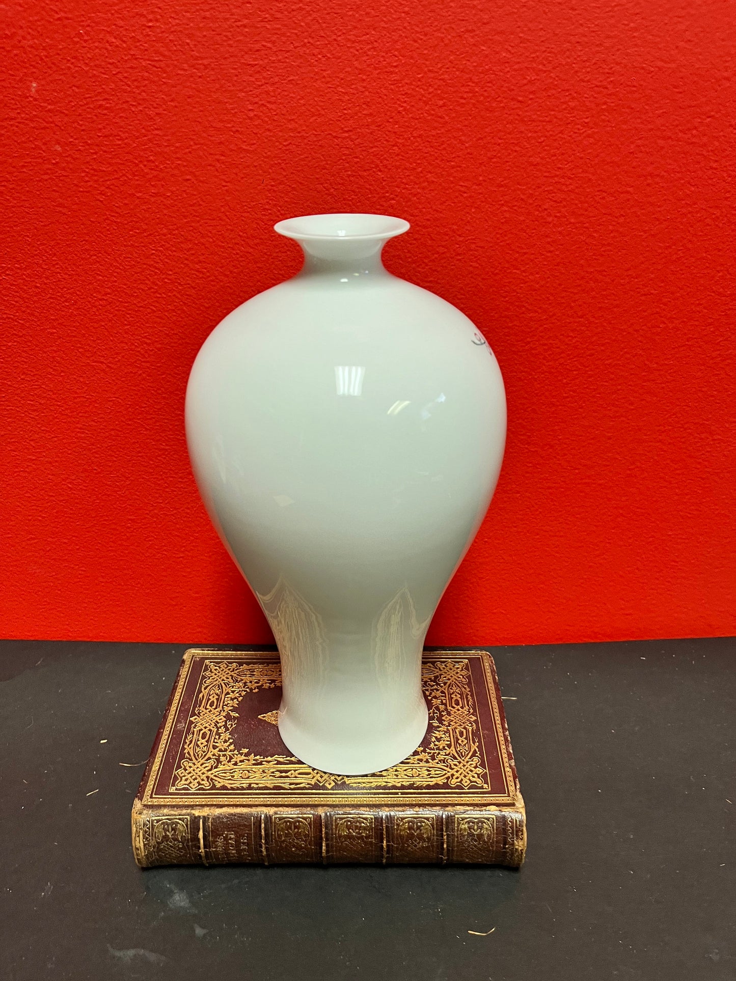 Beautiful 10 inch Japanese signed porcelain vase in perfect condition