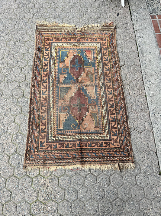 5ft x 32 inches wide antique beauty Persian rug carpet