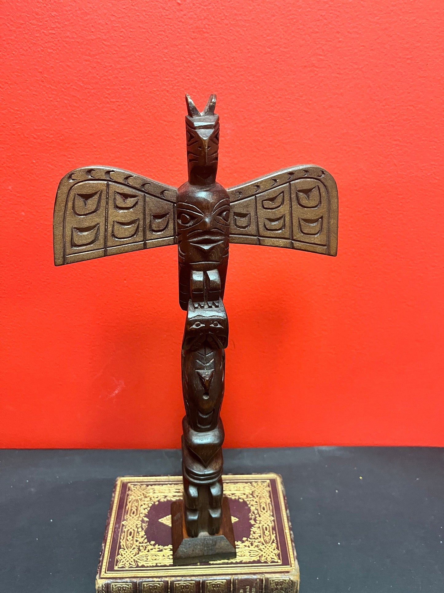 14 x 7 wide stunning Indigenous first nations Pacific Northwest carved totem pole with great detail and imagery