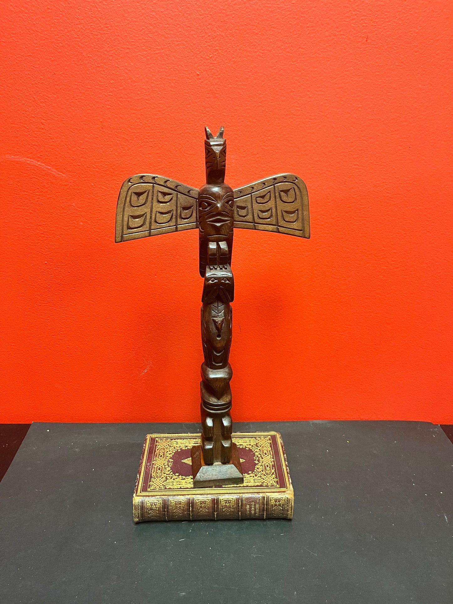 14 x 7 wide stunning Indigenous first nations Pacific Northwest carved totem pole with great detail and imagery