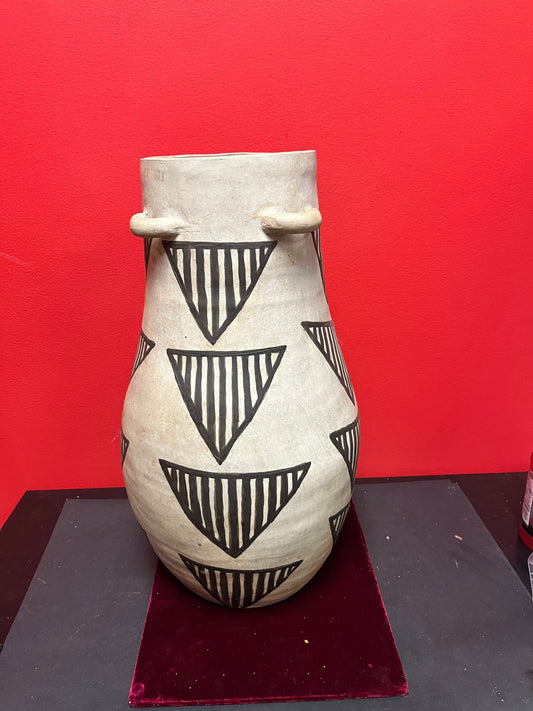 Stunning Navajo pottery signed vessel   a collectors dream piece  great condition but some age wear so see photos