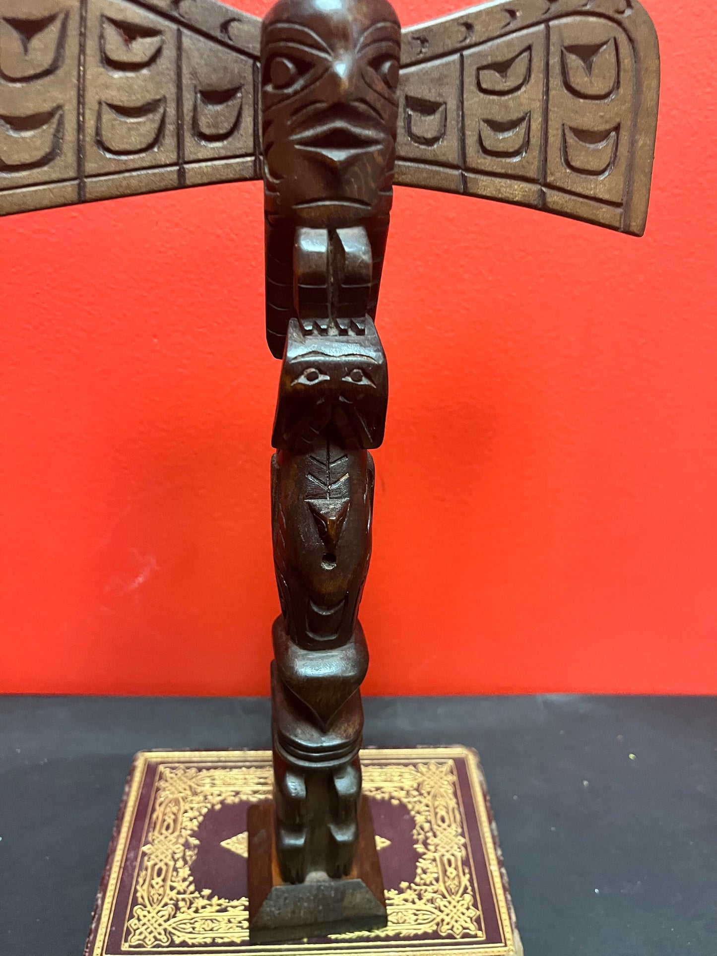 14 x 7 wide stunning Indigenous first nations Pacific Northwest carved totem pole with great detail and imagery