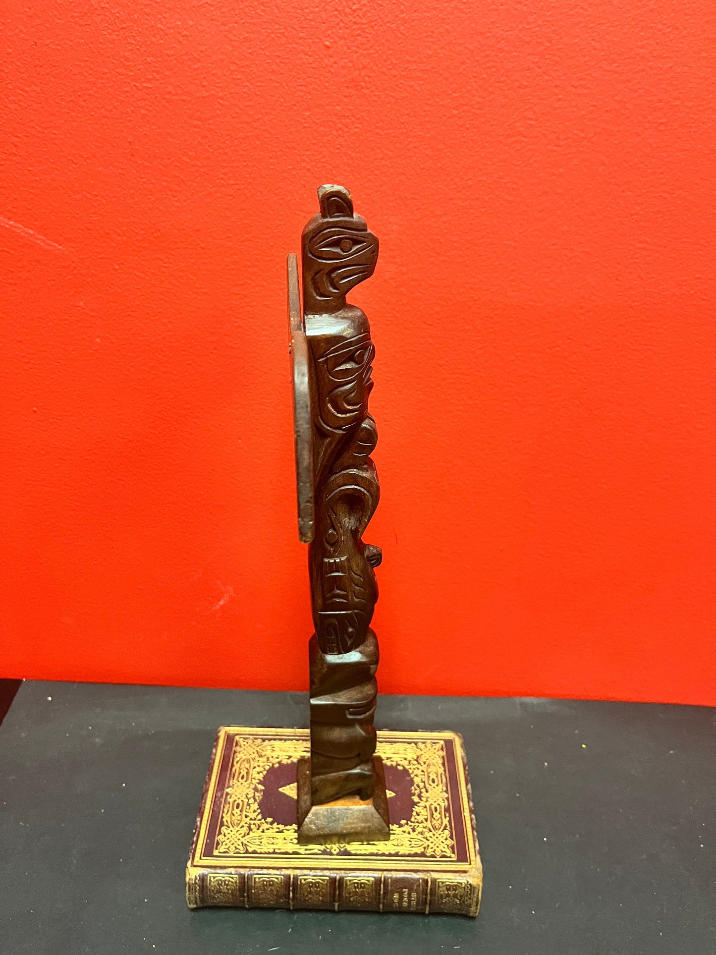 14 x 7 wide stunning Indigenous first nations Pacific Northwest carved totem pole with great detail and imagery