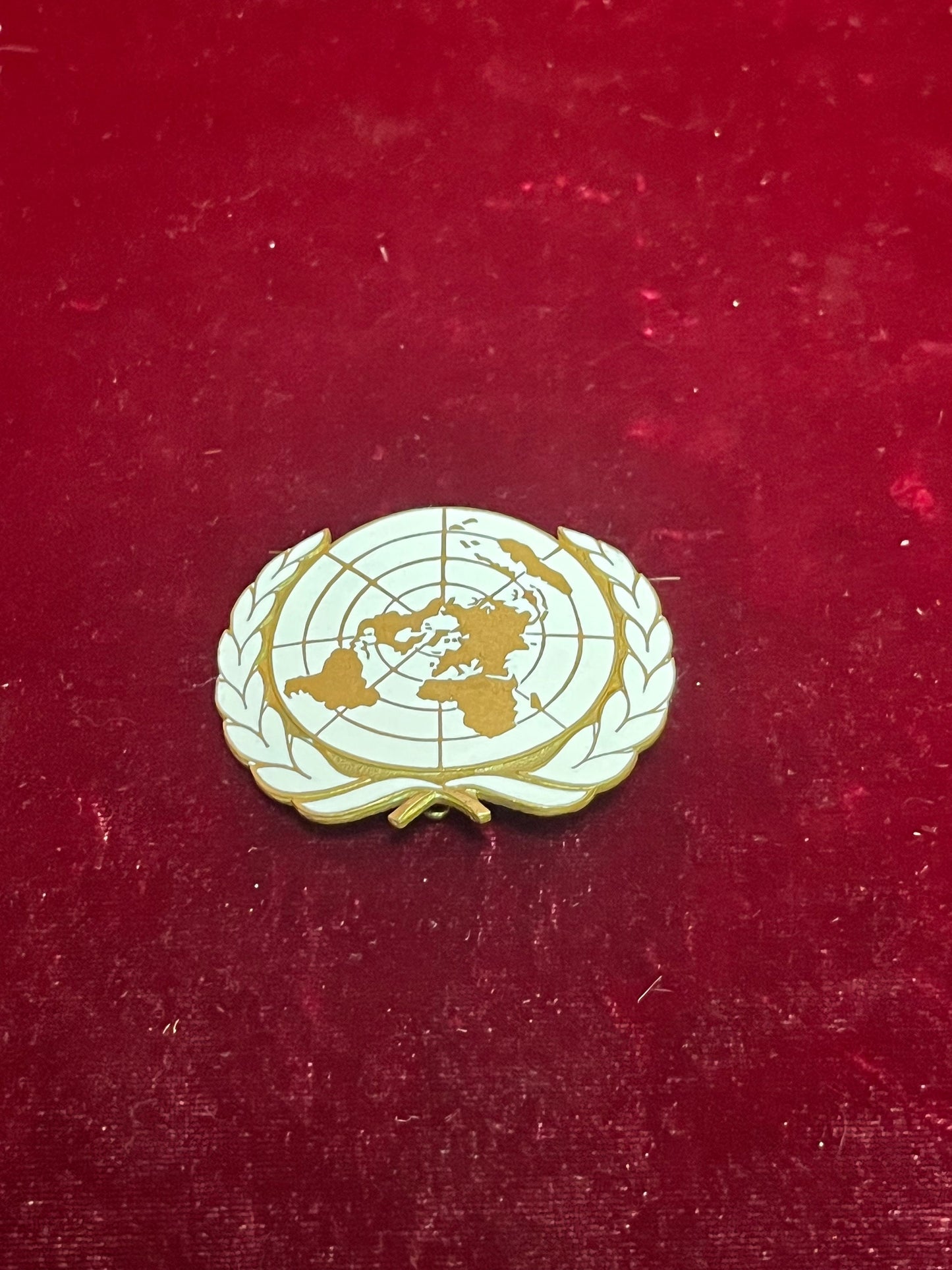 Fantastic, 2 inch enamelled United Nations official hat cap brooch pin  perfect condition  very very cool