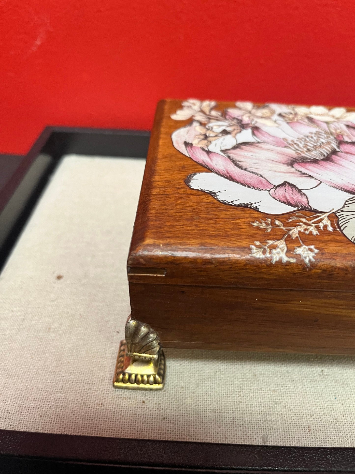 Lovely antique oak box with flower decoration 7 1/2 x 4 1/2 x 2 1/2 high  great for jewellery or cigarettes etc.