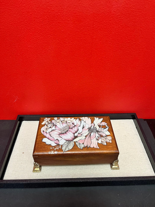 Lovely antique oak box with flower decoration 7 1/2 x 4 1/2 x 2 1/2 high  great for jewellery or cigarettes etc.