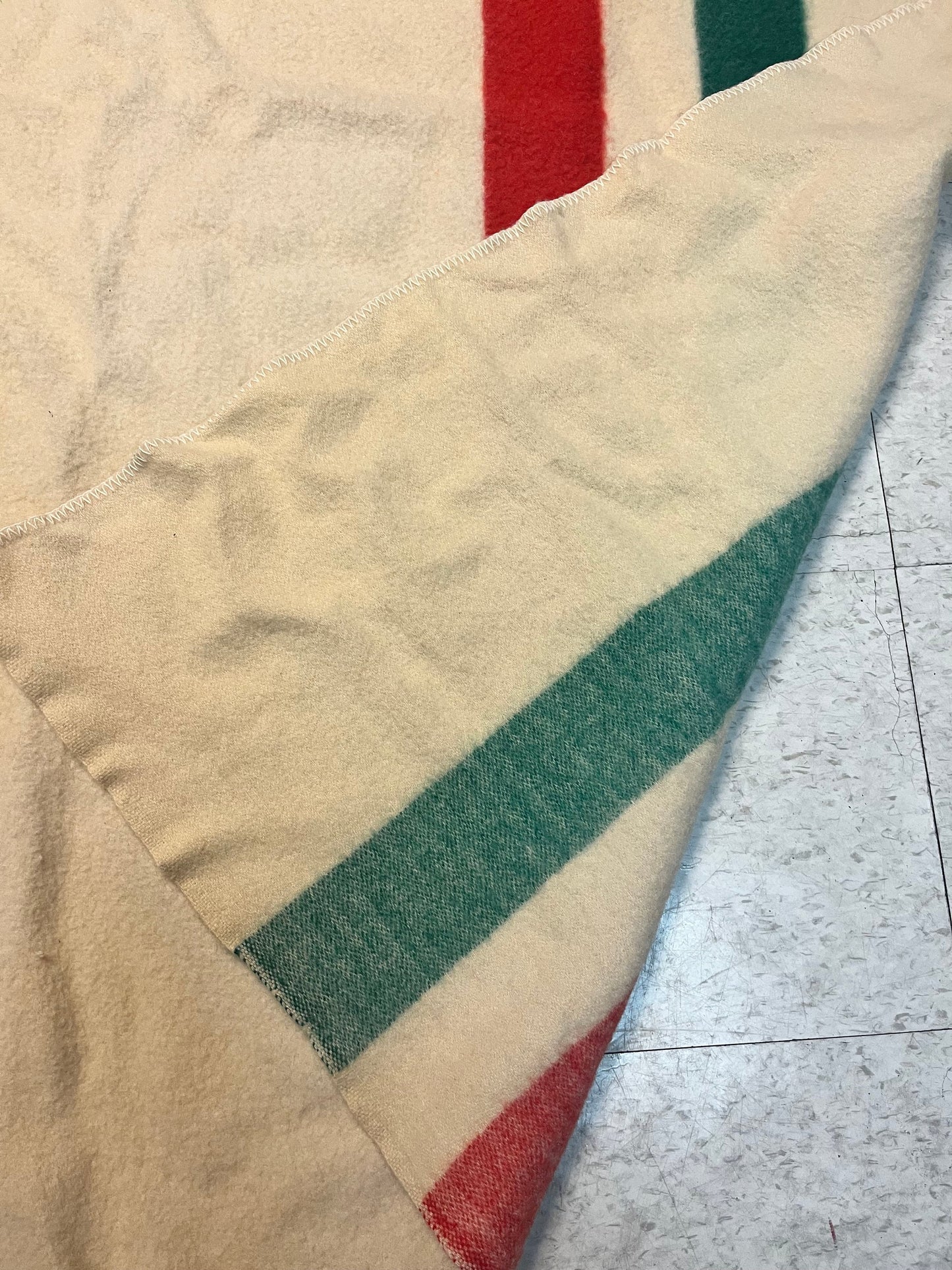 67 x 62 very unique HBC Hudson Bay Company style wool blanket  no tag  great Christmas colours