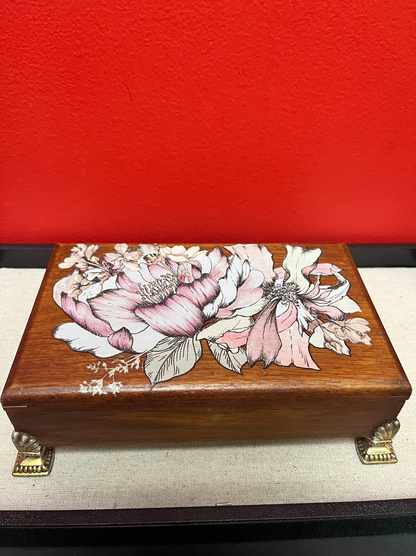 Lovely antique oak box with flower decoration 7 1/2 x 4 1/2 x 2 1/2 high  great for jewellery or cigarettes etc.