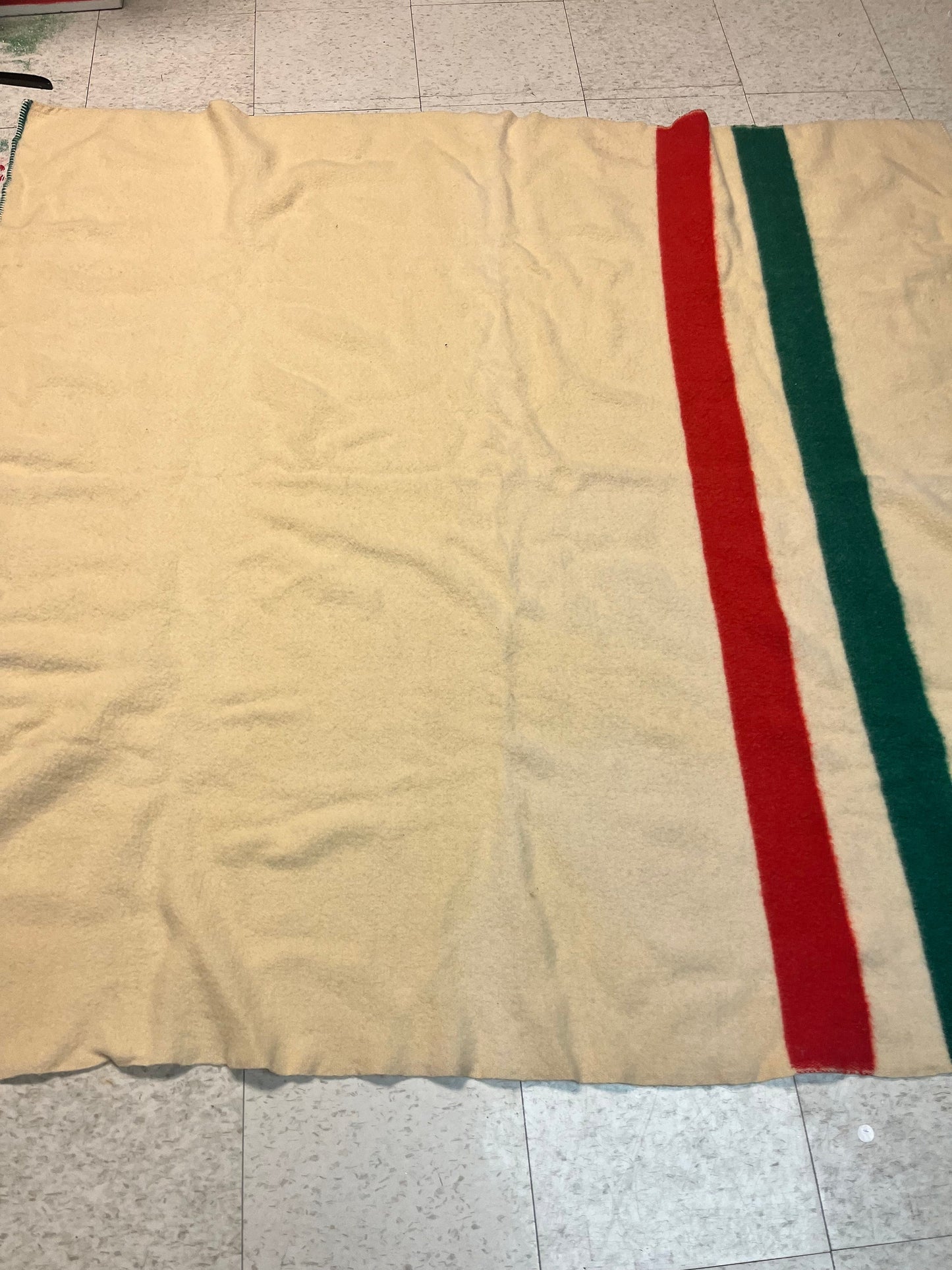 67 x 62 very unique HBC Hudson Bay Company style wool blanket  no tag  great Christmas colours