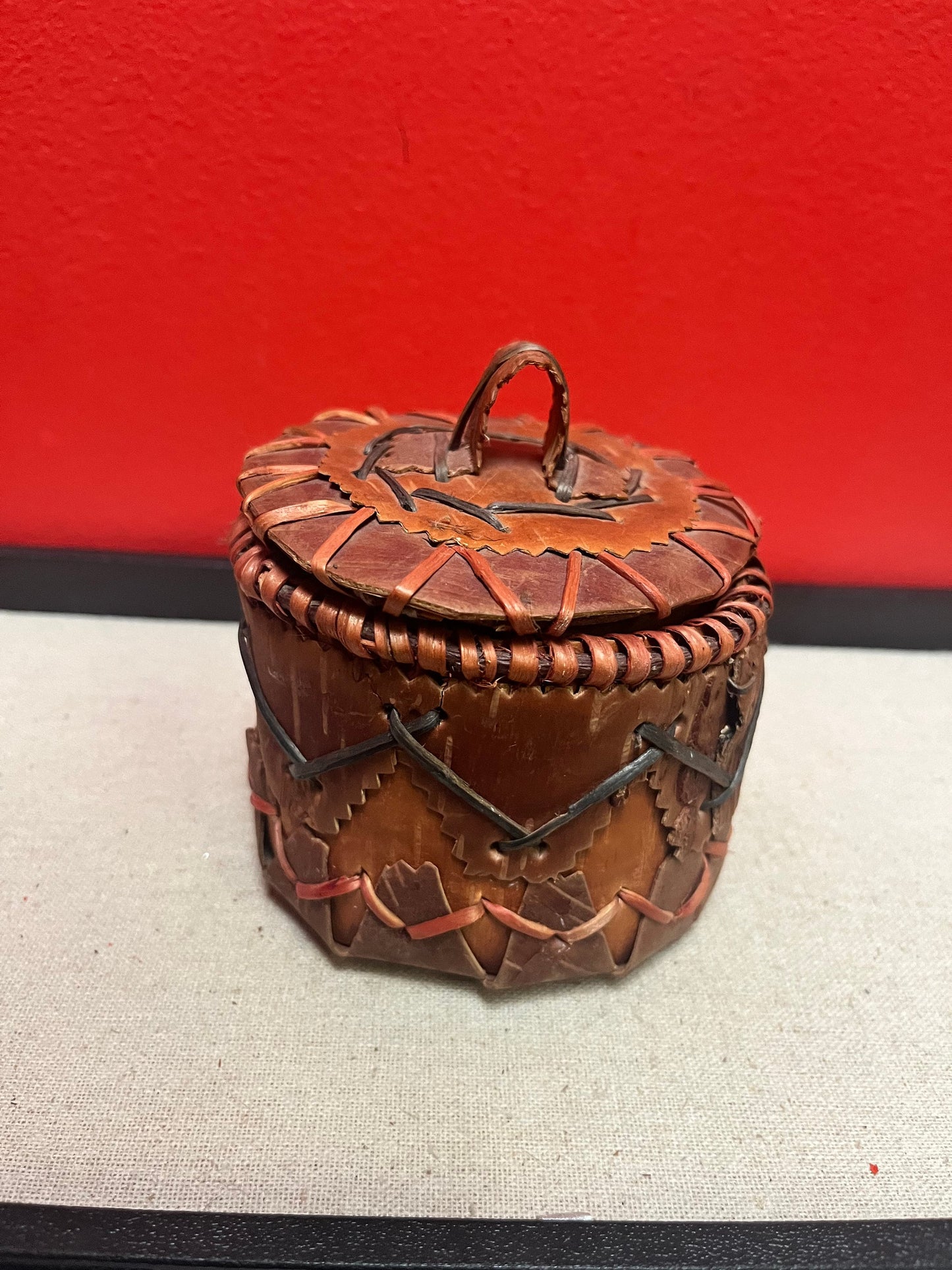 Lovely 5 inch eastern Canadian Cedar bark  basket with lid in wonderful condition