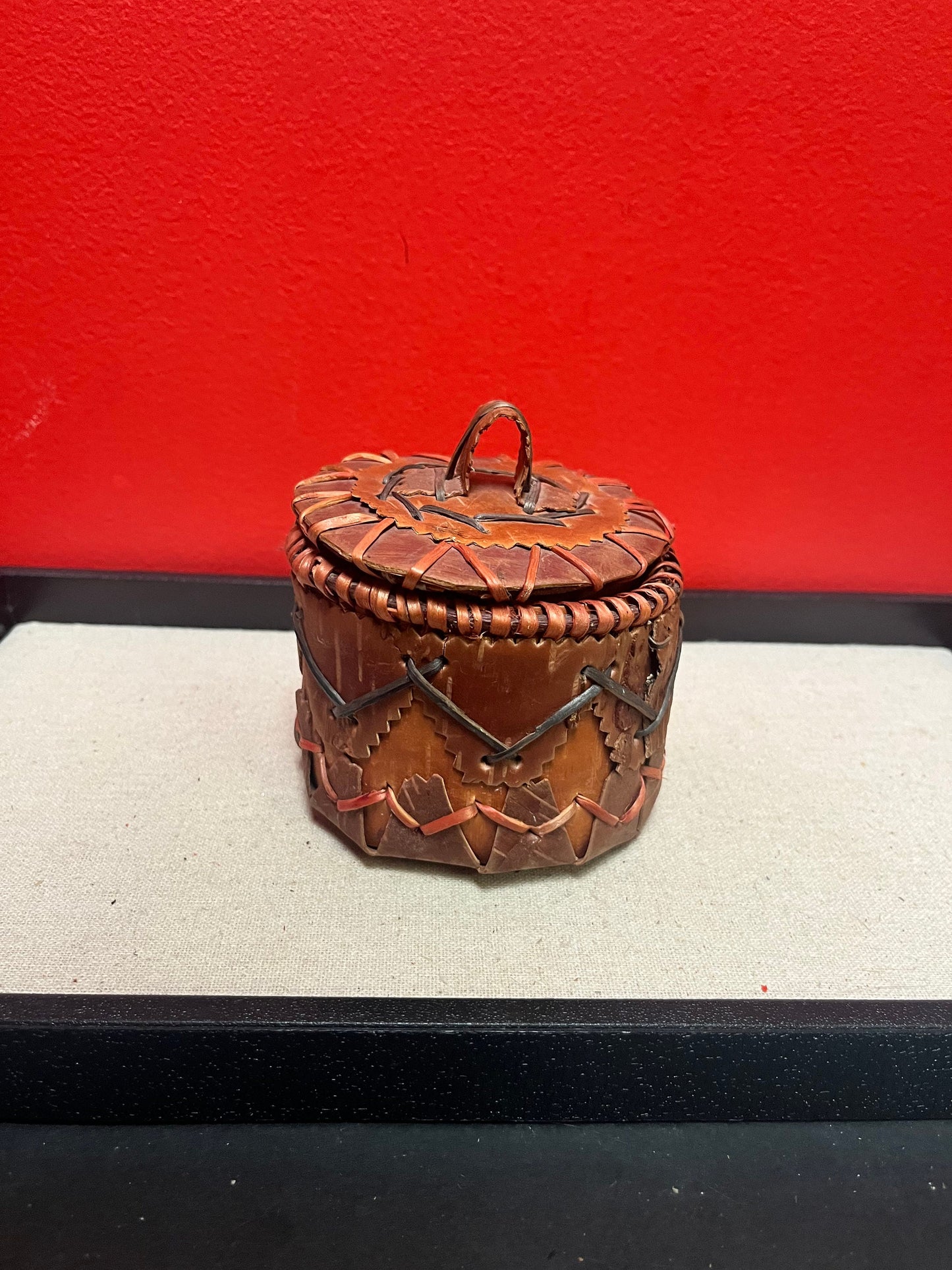 Lovely 5 inch eastern Canadian Cedar bark  basket with lid in wonderful condition