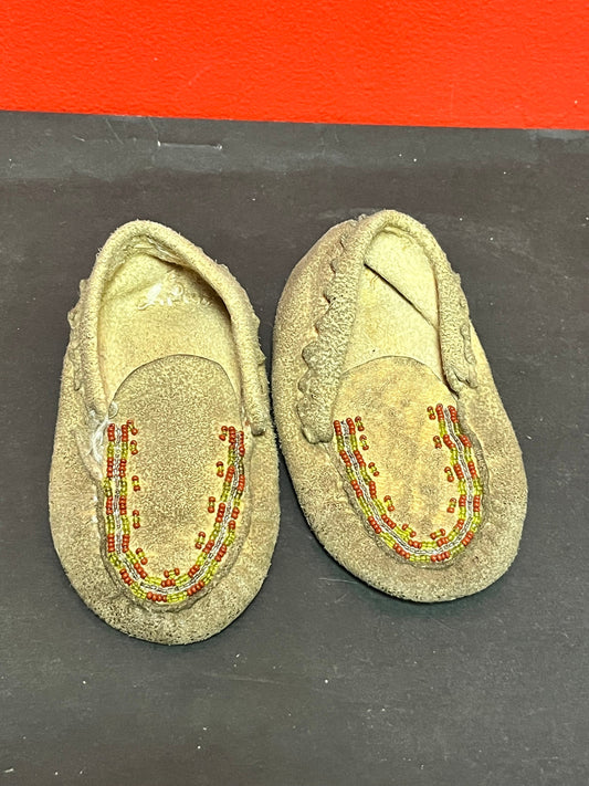 Lovely indigenous antique 6 x 3“ wide child moccasin shoes  indigenous first nations Pacific northwest coast beauties