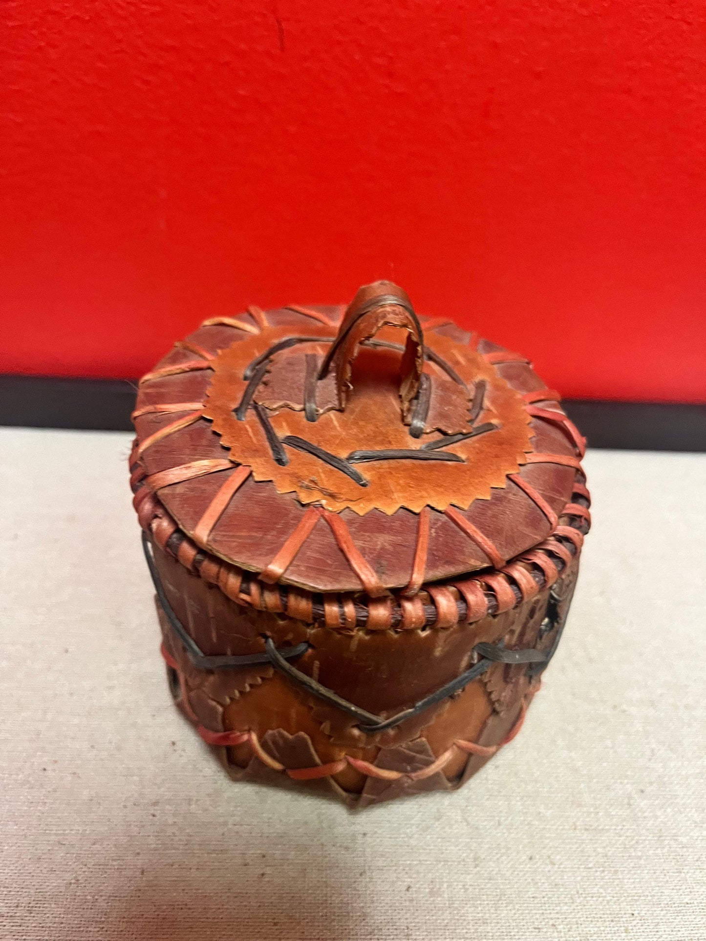 Lovely 5 inch eastern Canadian Cedar bark  basket with lid in wonderful condition