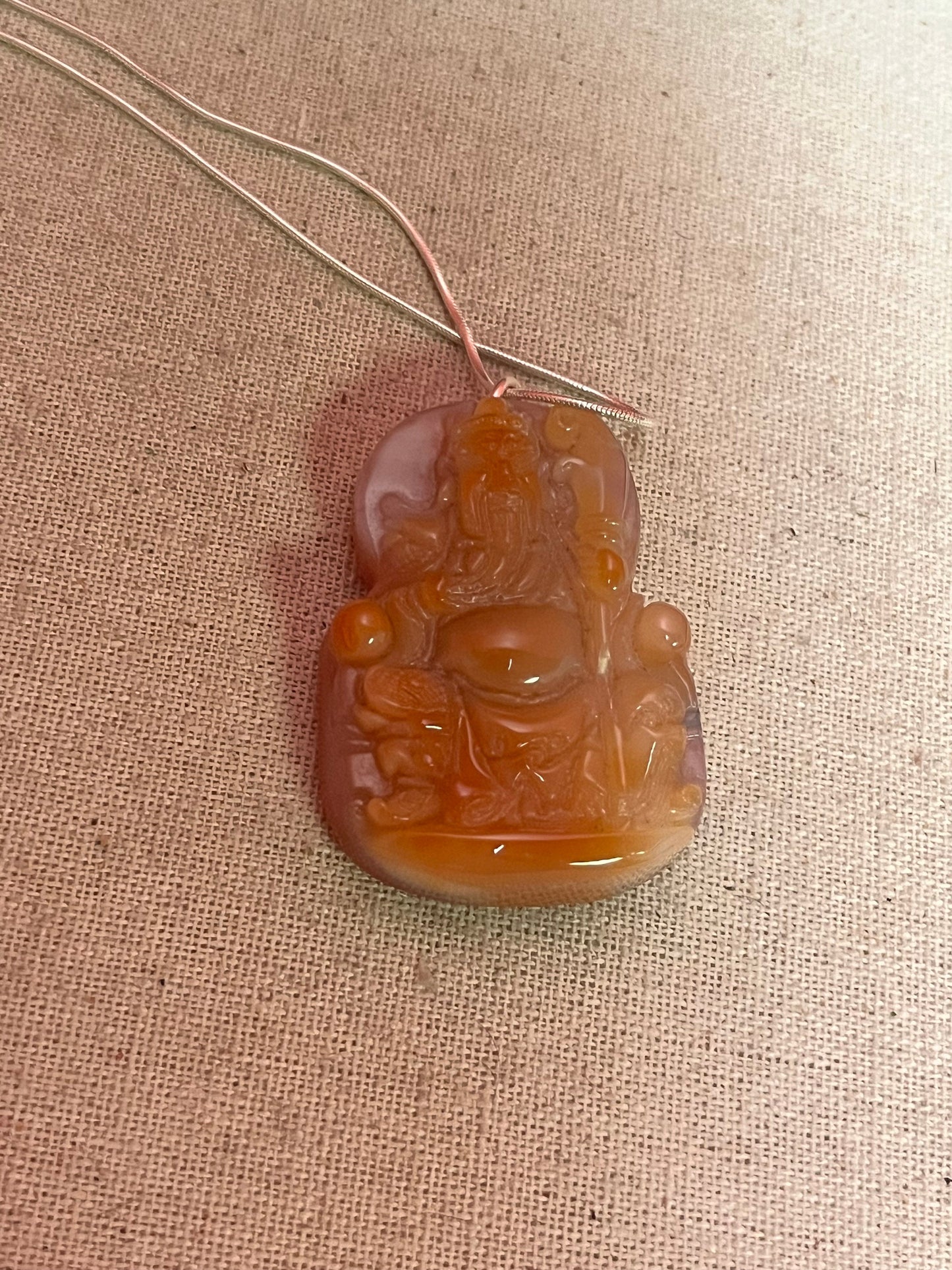 Fabulous 2 inch long chameleon agate pendant depicting Confucius with a free silver chain