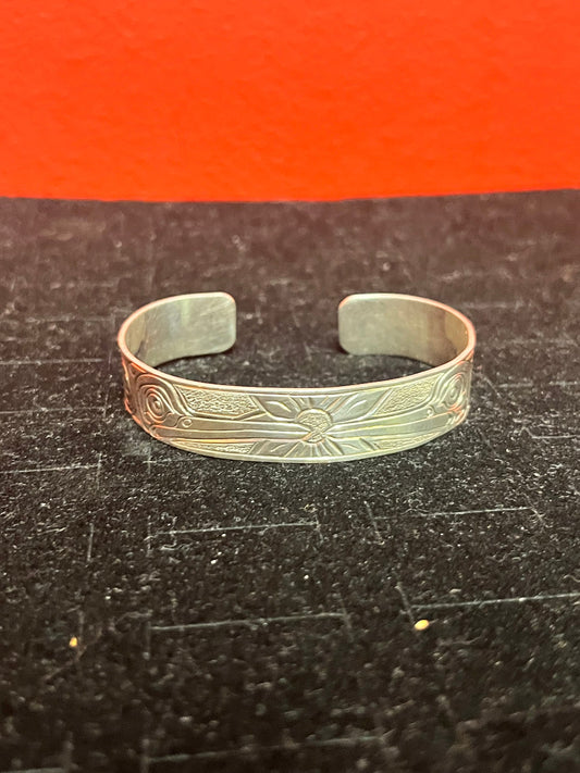 Lovely 2 1/2“ x .4“ signed indigenous first nations Pacific Northwest coast Thunderbird kissing the sun sterling bracelet