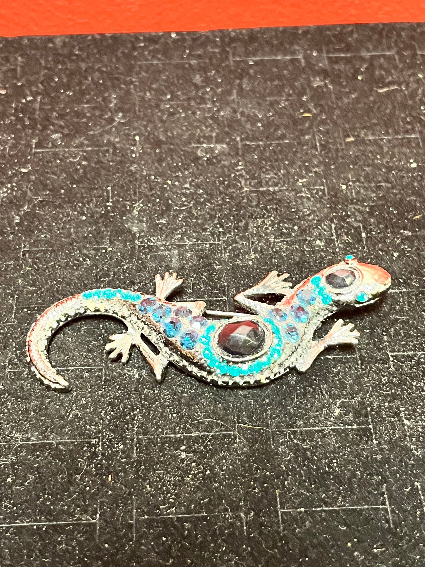 3.5 inch vintage rhinestone lizard brooch  good condition and great gift