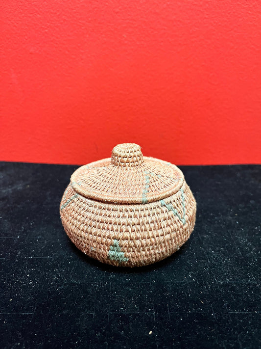 Lovely Unusual indigenous Canadian First Nations 4 inch high woven basket in perfect condition