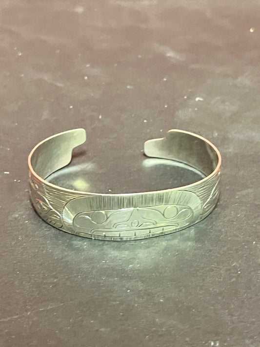 Lovely 2 1/2 inch wide heavy signed whale and sun indigenous first nations Pacific Northwest Coast Sterling bracelet bangle