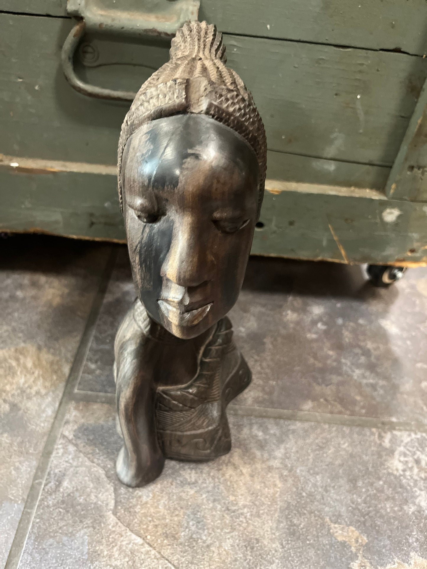 Stunning 11 x 7 Nigerian African ebony wood statue of a female - Great condition and patina