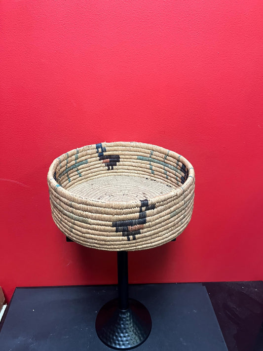 Lovely American indigenous southwestern Navajo  Woven basket  great imagery and 10 x 4 high  amazing value.  see photos for condition