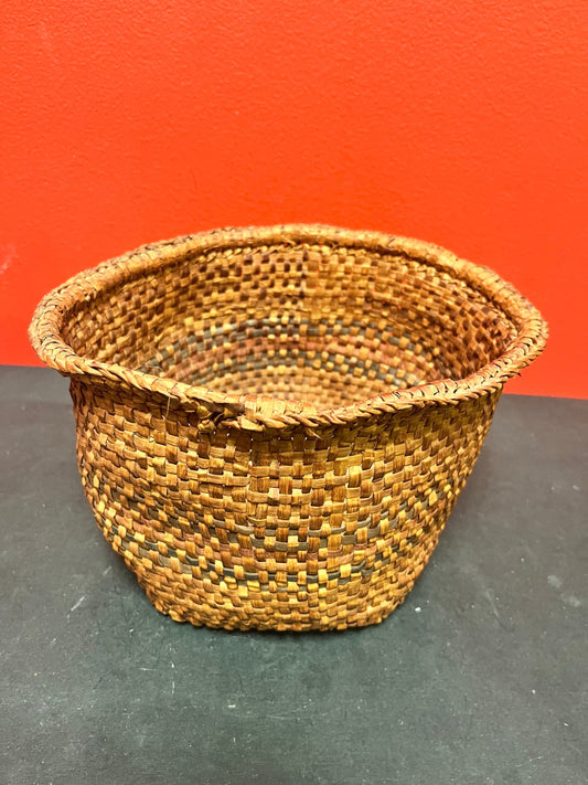 Lovely old eastern Canadian 7 x 5 cedar bark basket  beautiful quality  great value