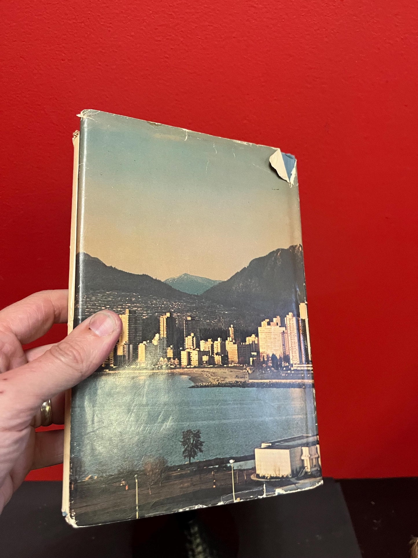 Cool 1970 Vancouver book   259  pages - Used condition but very interesting and great gift  memories of Canada