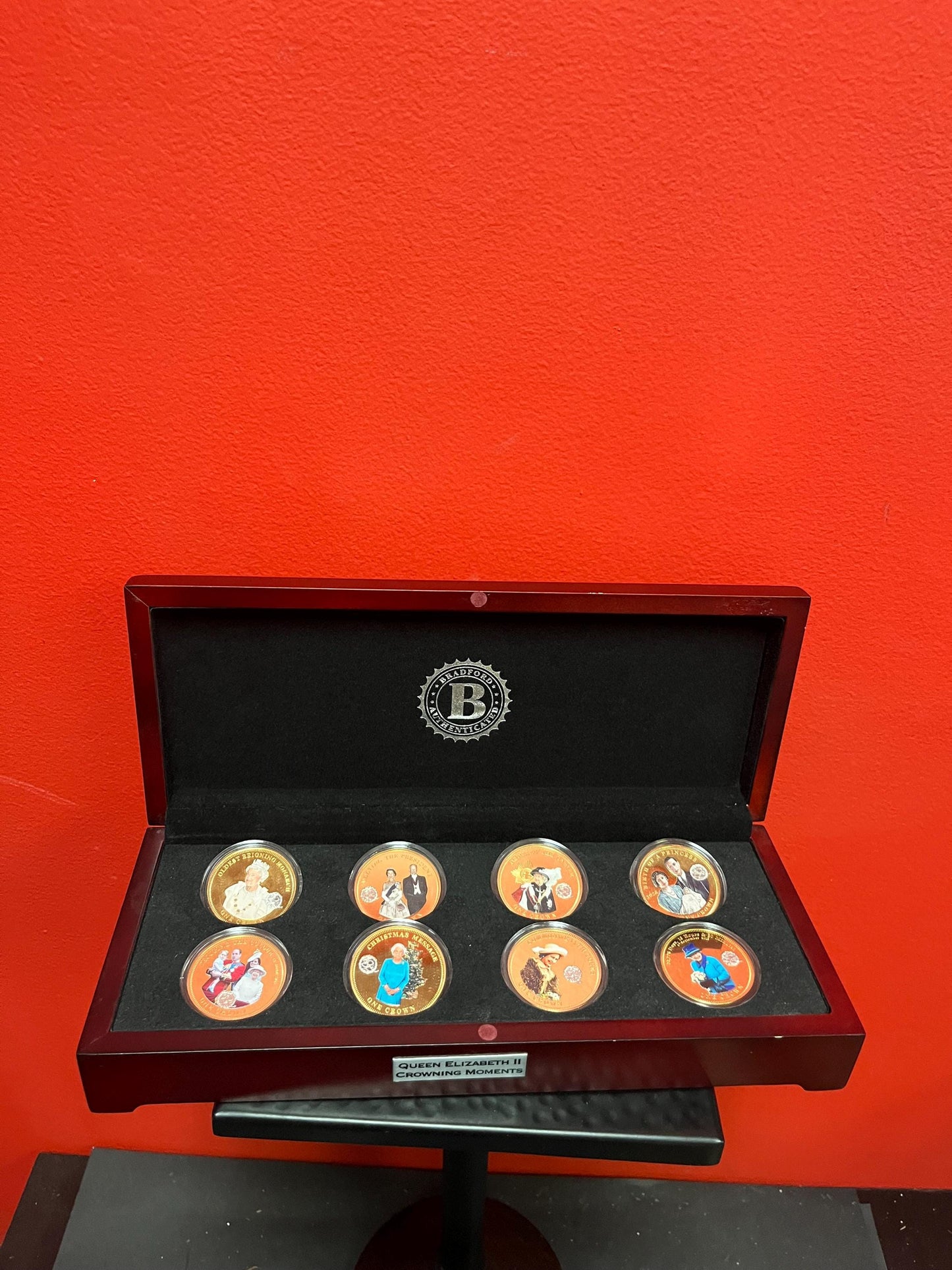 Beautiful quality Bradford exchange coin set celebrating Queen Elizabeth 2 crowning moments  wonderful gift  8 coins and box