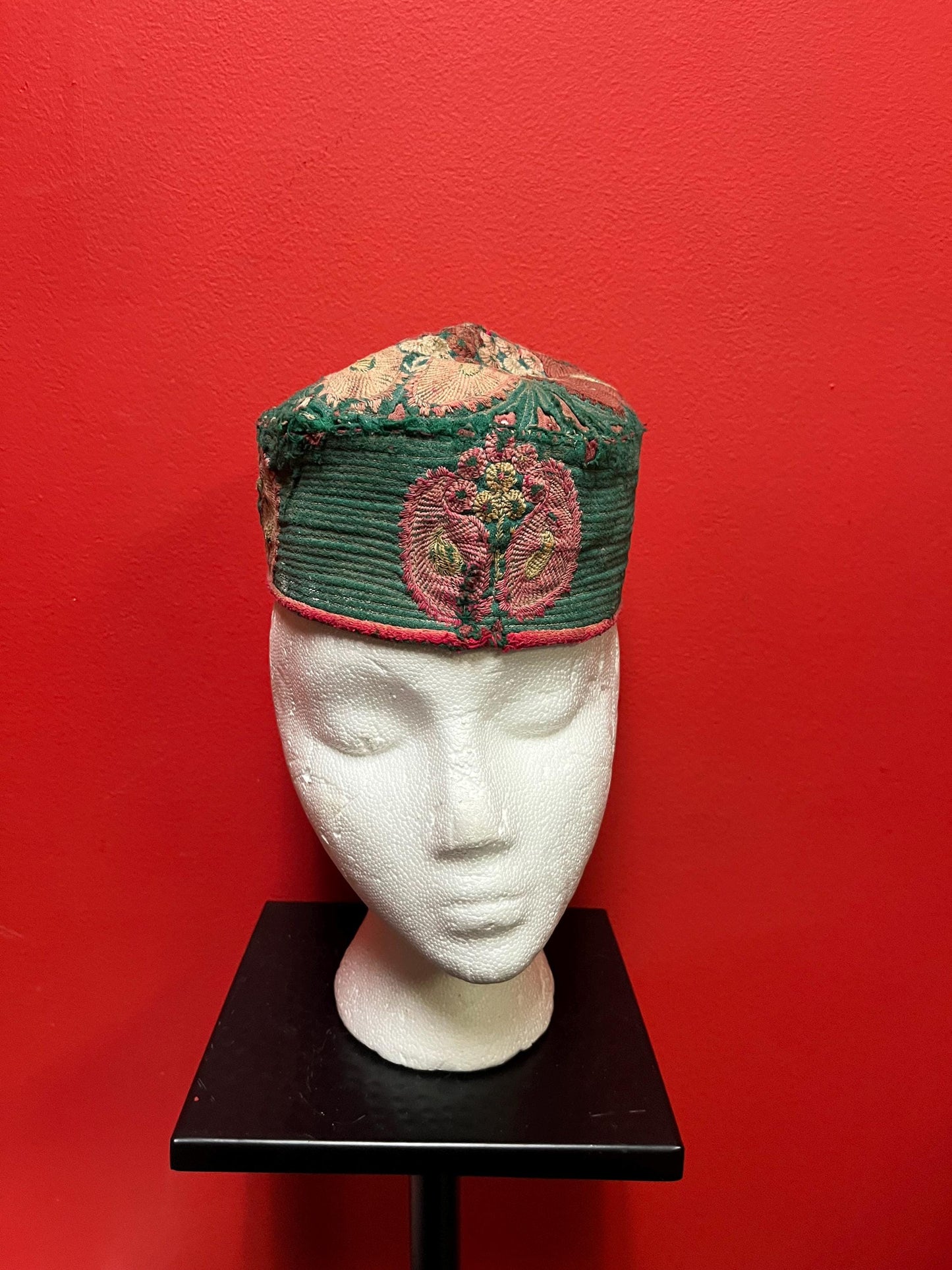 Beautiful 8 x 5 wide antique fez hat in pretty good condition  small to medium head fit