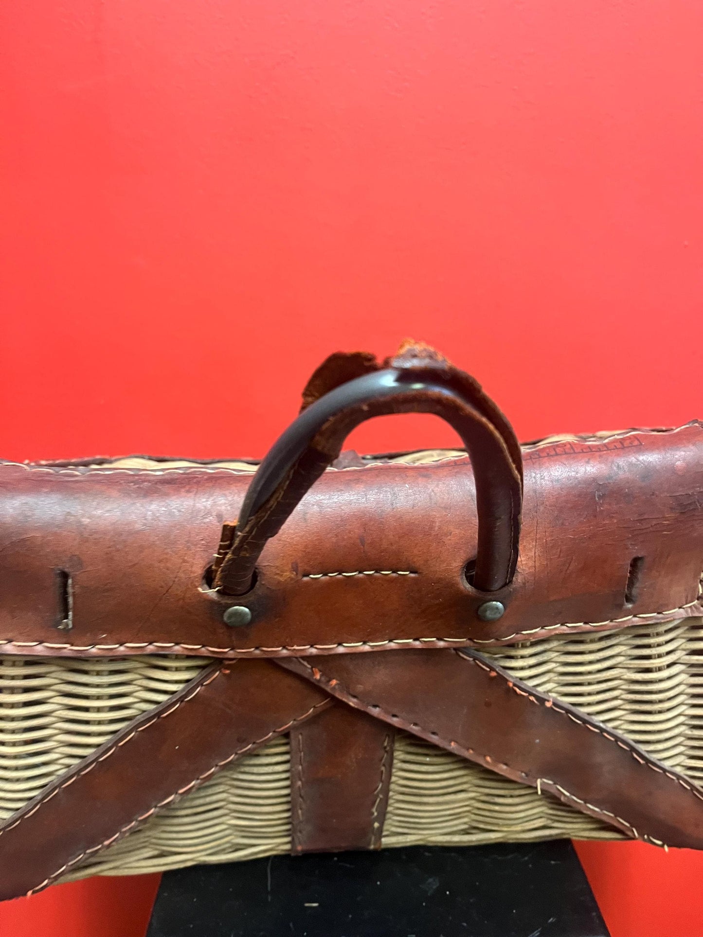 Stunning fishing creel antique basket in very very good condition  15 x 7 x 11“ high - Perfect gift