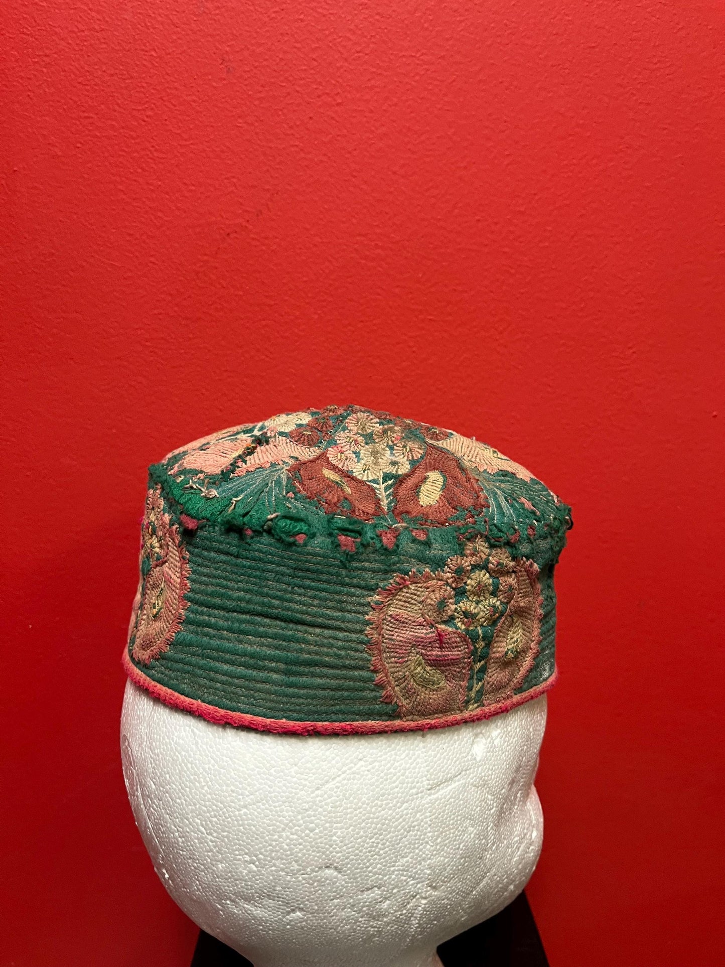 Beautiful 8 x 5 wide antique fez hat in pretty good condition  small to medium head fit