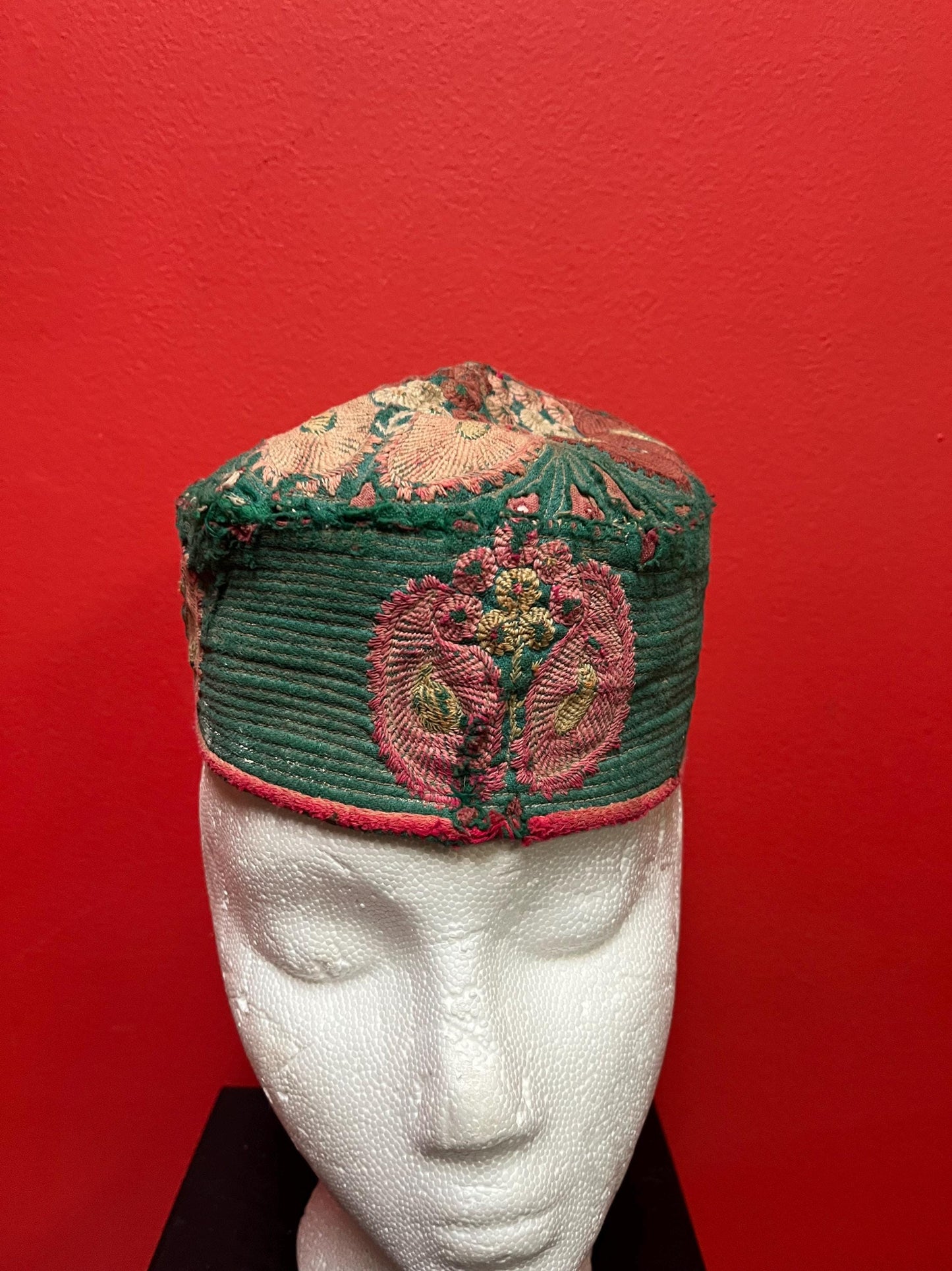 Beautiful 8 x 5 wide antique fez hat in pretty good condition  small to medium head fit