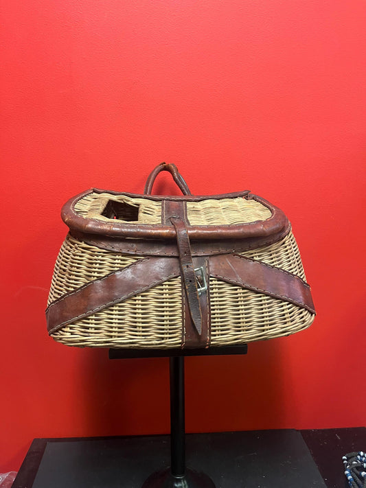 Stunning fishing creel antique basket in very very good condition  15 x 7 x 11“ high - Perfect gift